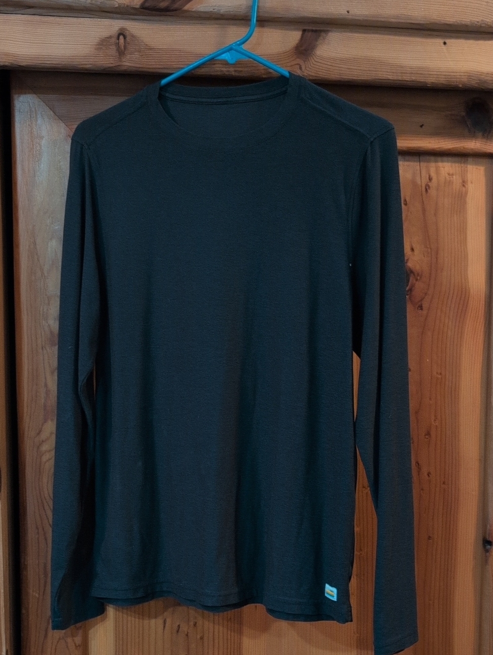 Vuori Men's Long-Sleeve Crew Tee in Dark Blue/Grey